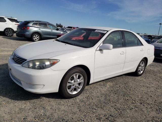 4T1BF32K85U090498 - 2005 TOYOTA CAMRY LE WHITE photo 1