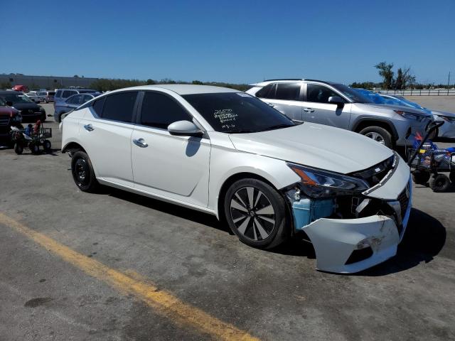 1N4BL4DV6MN355007 - 2021 NISSAN ALTIMA SV WHITE photo 4