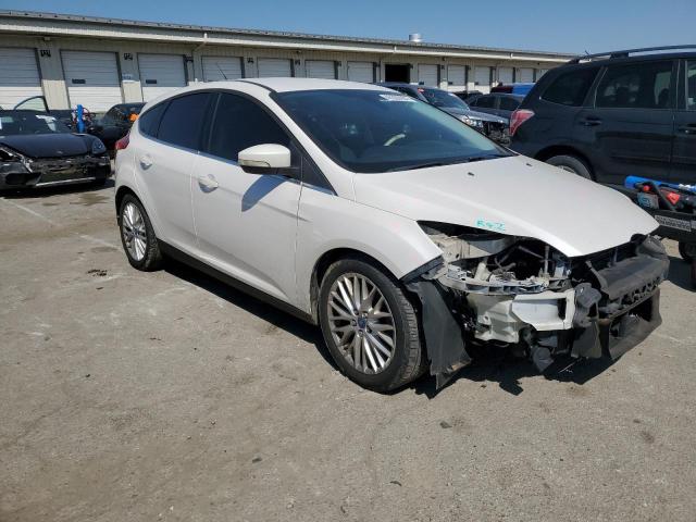 1FAHP3M29CL226333 - 2012 FORD FOCUS SEL WHITE photo 4