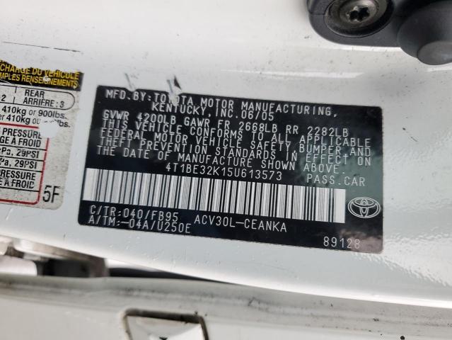 4T1BE32K15U613573 - 2005 TOYOTA CAMRY LE WHITE photo 12