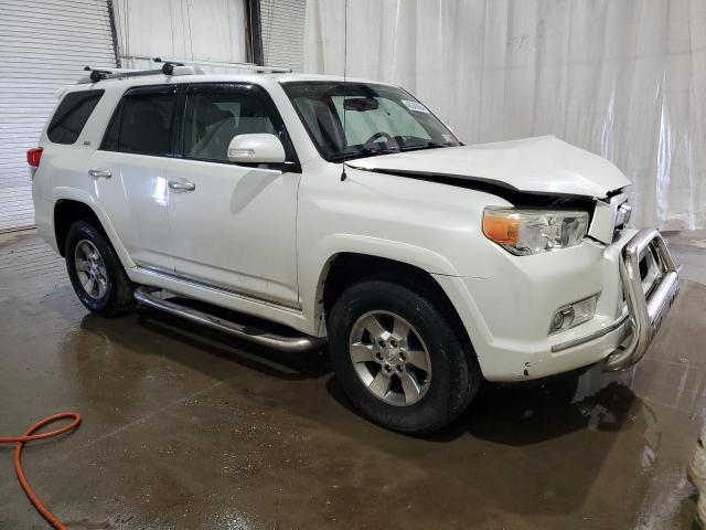 JTEBU5JR7B5046904 - 2011 TOYOTA 4RUNNER SR5 WHITE photo 4