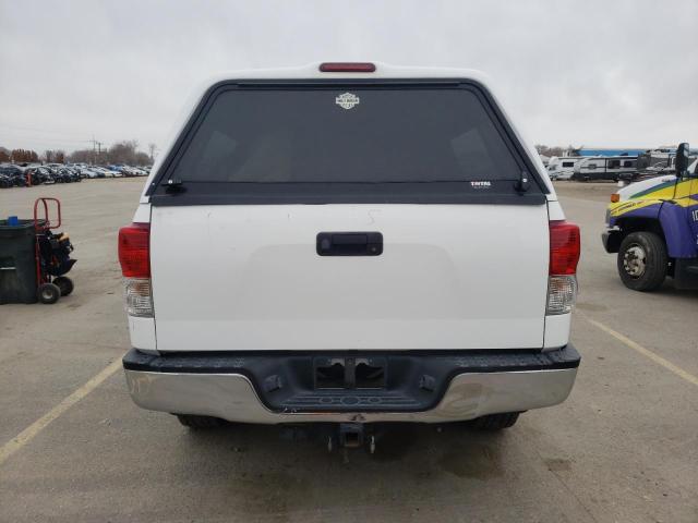 5TFDY5F15BX196860 - 2011 TOYOTA TUNDRA CREWMAX SR5 WHITE photo 6