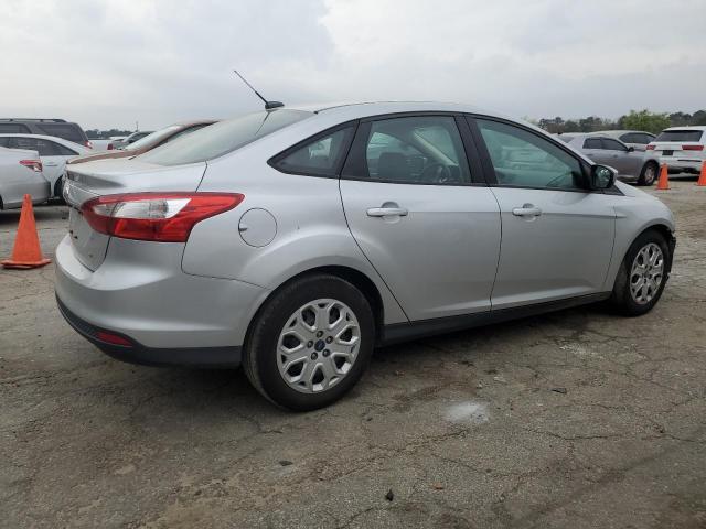 1FAHP3F27CL254841 - 2012 FORD FOCUS SE SILVER photo 3