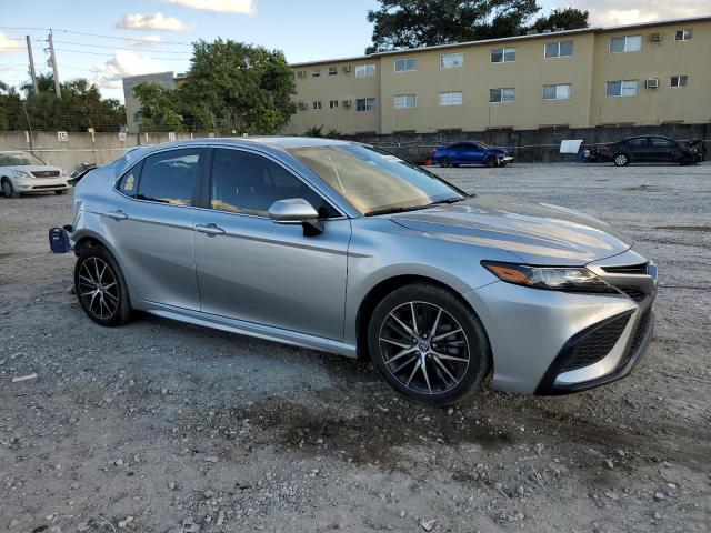 4T1G11AK0PU831577 - 2023 TOYOTA CAMRY SE NIGHT SHADE SILVER photo 4