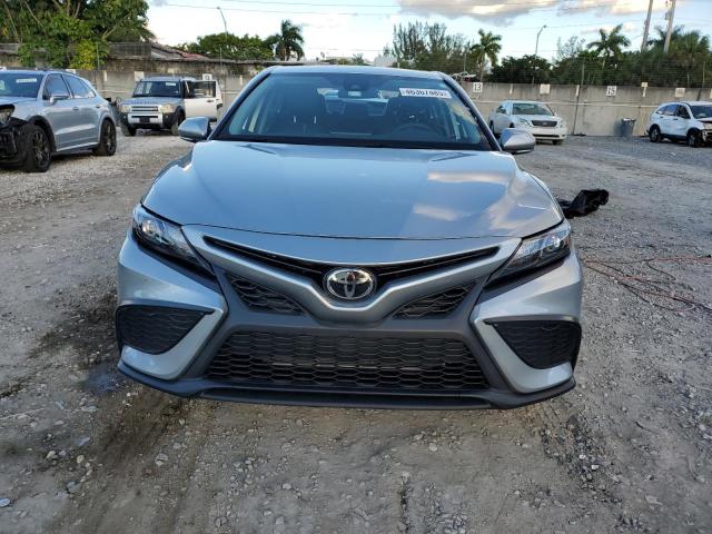 4T1G11AK0PU831577 - 2023 TOYOTA CAMRY SE NIGHT SHADE SILVER photo 5