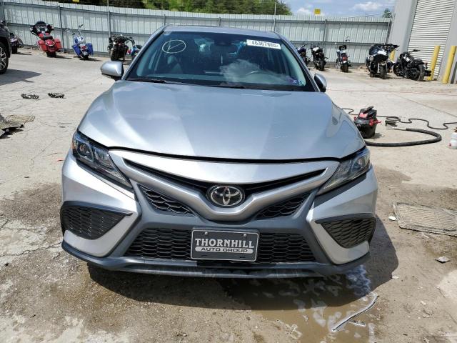 4T1S11AK1PU131996 - 2023 TOYOTA CAMRY SE NIGHT SHADE SILVER photo 5