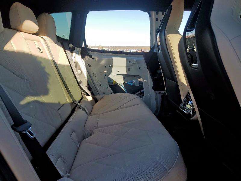 WB523CF08RCP70639 - 2024 BMW IX XDRIVE50 WHITE photo 11