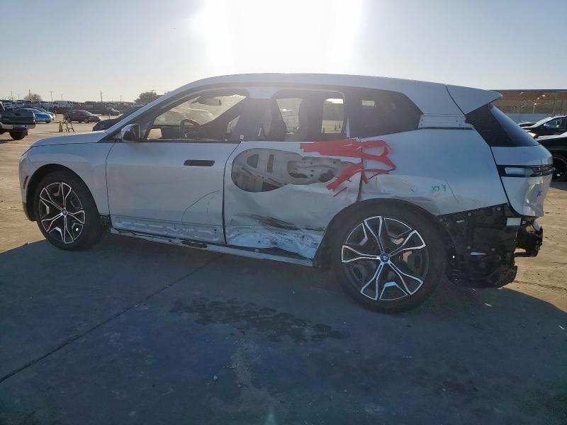 WB523CF08RCP70639 - 2024 BMW IX XDRIVE50 WHITE photo 2