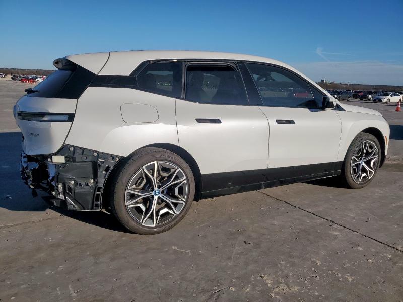 WB523CF08RCP70639 - 2024 BMW IX XDRIVE50 WHITE photo 3