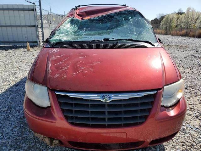 2C4GP44R55R226316 - 2005 CHRYSLER TOWN & COU LX RED photo 5