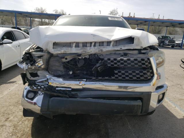 5TFRY5F13JX240889 - 2018 TOYOTA TUNDRA DOUBLE CAB SR/SR5 WHITE photo 5