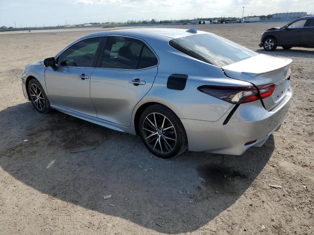 4T1T11AK1NU039059 - 2022 TOYOTA CAMRY SE SILVER photo 2