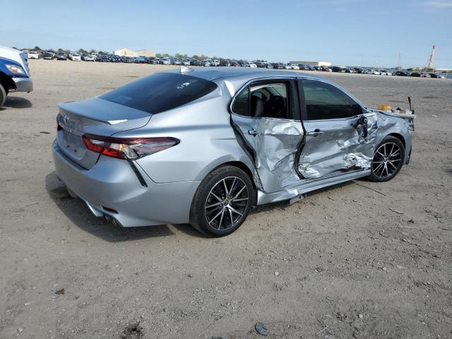 4T1T11AK1NU039059 - 2022 TOYOTA CAMRY SE SILVER photo 3