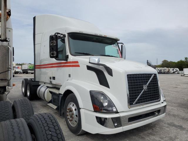 4V4NC9EH4HN984630 - 2017 VOLVO VN VNL WHITE photo 1