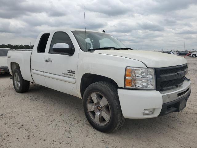 1GCRKSE36BZ213470 - 2011 CHEVROLET SILVERADO K1500 LT WHITE photo 4