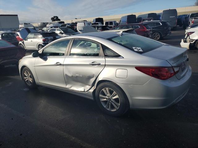 5NPEB4AC6DH702395 - 2013 HYUNDAI SONATA GLS SILVER photo 2