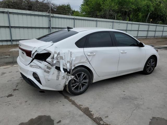 3KPF24AD5NE487661 - 2022 KIA FORTE FE WHITE photo 3