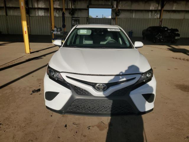 4T1B11HK3JU554768 - 2018 TOYOTA CAMRY L WHITE photo 5