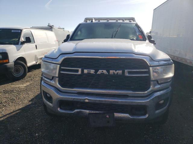 3C7WRNDL8KG558956 - 2019 RAM 5500 WHITE photo 5