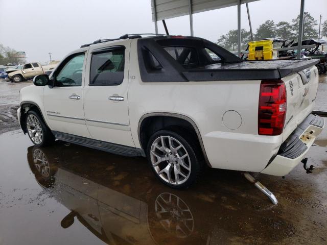 3GNTKGE3XBG156684 - 2011 CHEVROLET AVALANCHE LTZ WHITE photo 2