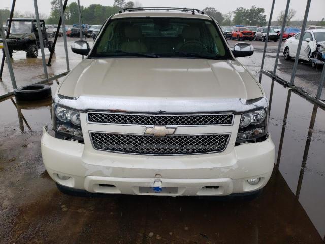 3GNTKGE3XBG156684 - 2011 CHEVROLET AVALANCHE LTZ WHITE photo 5