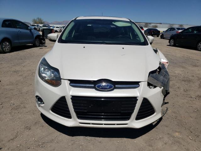 1FADP3N25EL319821 - 2014 FORD FOCUS TITANIUM WHITE photo 5