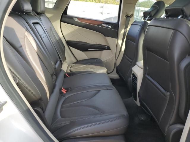 5LMCJ2C99HUL14436 - 2017 LINCOLN MKC SELECT WHITE photo 11