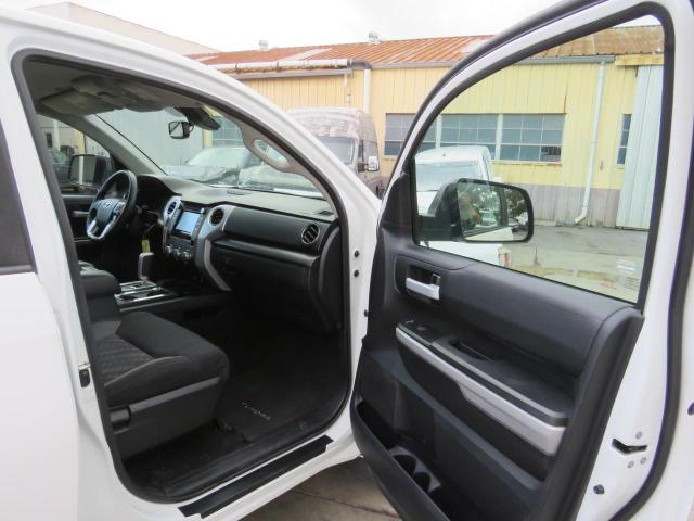 5TFRY5F1XKX249283 - 2019 TOYOTA TUNDRA DOUBLE CAB SR/SR5 WHITE photo 5
