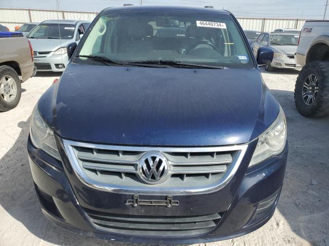 2C4RVABG9ER134544 - 2014 VOLKSWAGEN ROUTAN SE BLUE photo 5