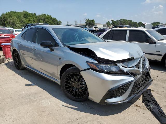 4T1G11AK2PU747681 - 2023 TOYOTA CAMRY SE NIGHT SHADE SILVER photo 4