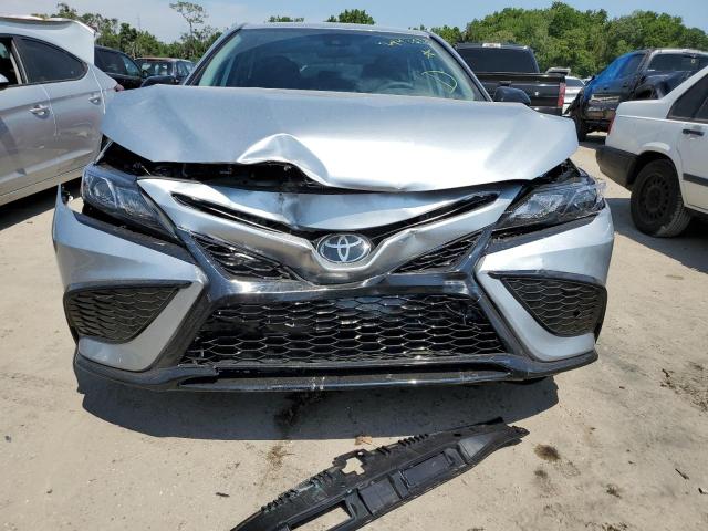 4T1G11AK2PU747681 - 2023 TOYOTA CAMRY SE NIGHT SHADE SILVER photo 5