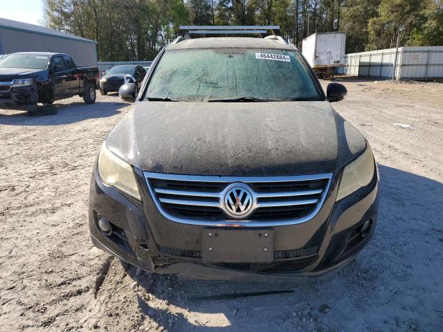 WVGBV7AXXAW501860 - 2010 VOLKSWAGEN TIGUAN SE BLACK photo 5