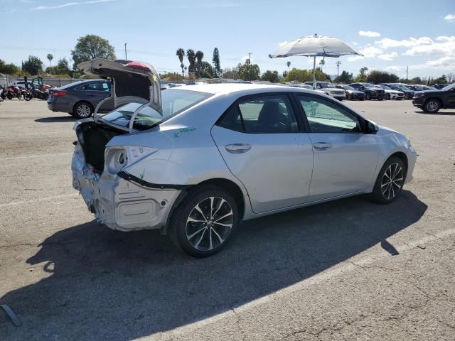 5YFBURHE0JP766559 - 2018 TOYOTA COROLLA L SILVER photo 3