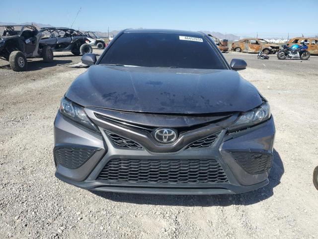 4T1G11AK5MU514714 - 2021 TOYOTA CAMRY SE SILVER photo 5