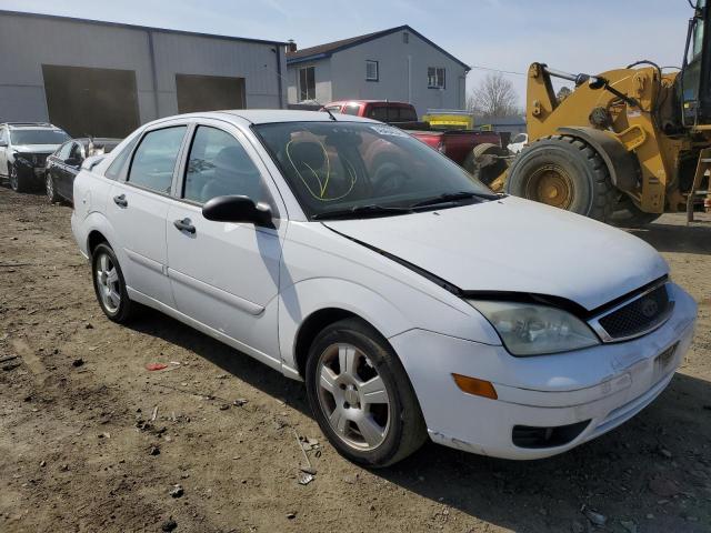 1FAHP34N27W349597 - 2007 FORD FOCUS ZX4 WHITE photo 4