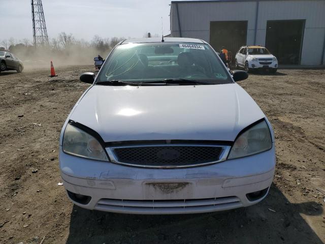 1FAHP34N27W349597 - 2007 FORD FOCUS ZX4 WHITE photo 5