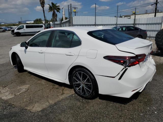 4T1G11AK8MU593666 - 2021 TOYOTA CAMRY SE WHITE photo 2