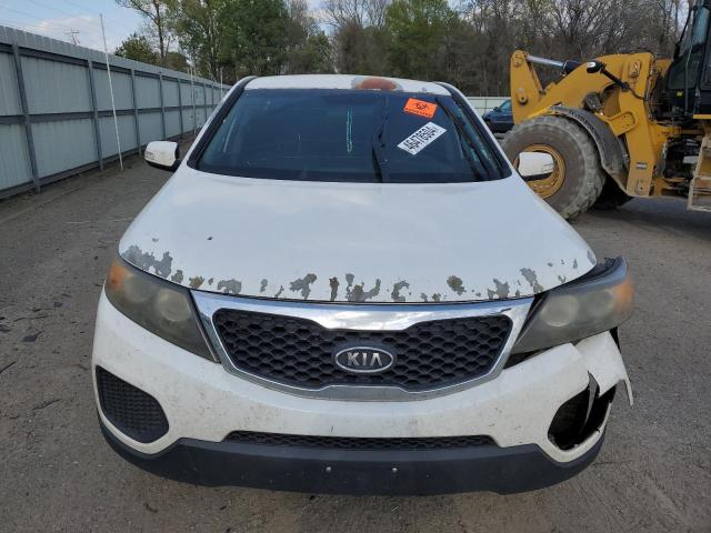 5XYKT3A14DG332483 - 2013 KIA SORENTO LX WHITE photo 5