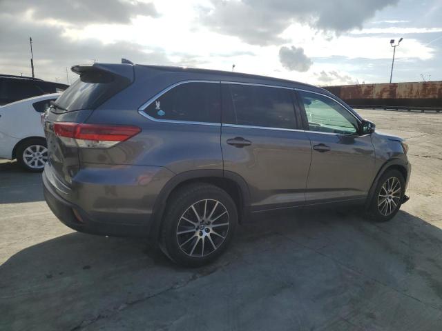 5TDKZRFHXJS531298 - 2018 TOYOTA HIGHLANDER SE GRAY photo 3