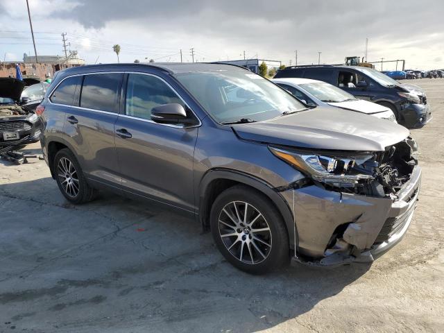 5TDKZRFHXJS531298 - 2018 TOYOTA HIGHLANDER SE GRAY photo 4