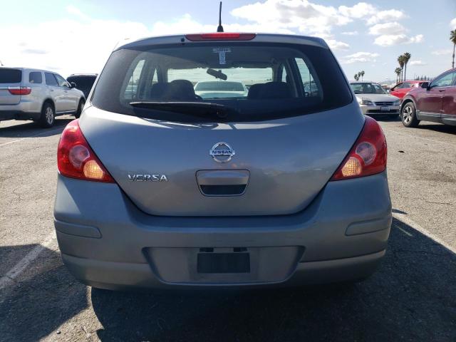 3N1BC13E89L361279 - 2009 NISSAN VERSA S GRAY photo 6