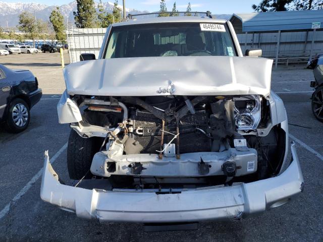 1J4RH4GKXAC113866 - 2010 JEEP COMMANDER SPORT Silber Foto 5