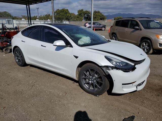 5YJ3E1EB2JF112770 - 2018 TESLA MODEL 3 WHITE photo 4