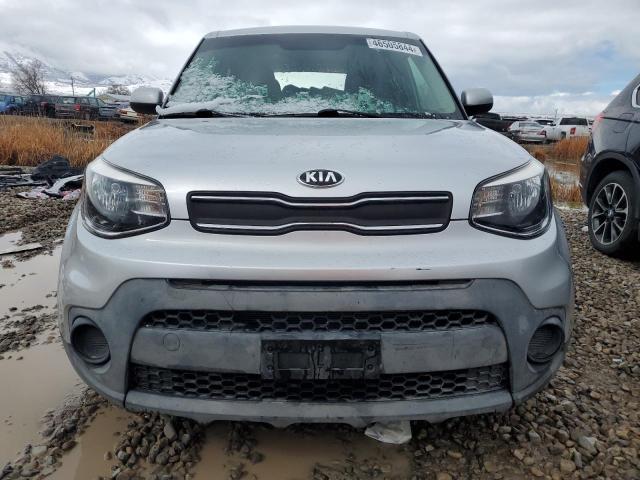 KNDJN2A27K7677008 - 2019 KIA SOUL SILVER photo 5