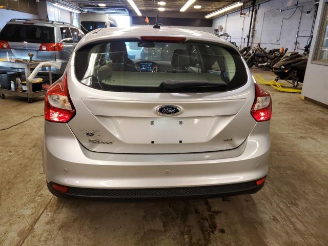 1FAHP3M27CL344722 - 2012 FORD FOCUS SEL SILVER photo 6