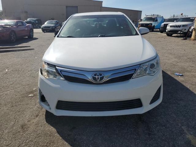 4T1BF1FK1CU516253 - 2012 TOYOTA CAMRY BASE WHITE photo 5