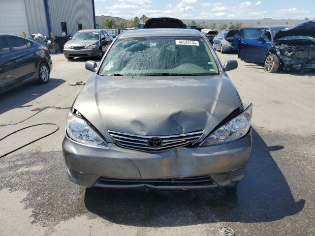 4T1BE32KX5U565166 - 2005 TOYOTA CAMRY LE GRAY photo 5