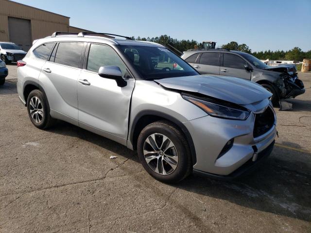 5TDGZRAH0MS534051 - 2021 TOYOTA HIGHLANDER XLE SILVER photo 4
