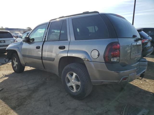 1GNDT13S852352824 - 2005 CHEVROLET TRAILBLAZE LS GRAY photo 2