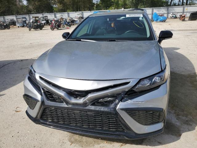 4T1G11AK3PU806222 - 2023 TOYOTA CAMRY SE NIGHT SHADE SILVER photo 5